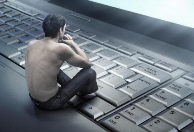 Απιστία: Μιλάει με άλλες στο facebook, τι πρέπει να κάνω;