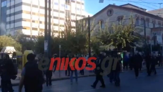 ΒΙΝΤΕΟ-Πέτρες και κρότου λάμψης στα Προπύλαια