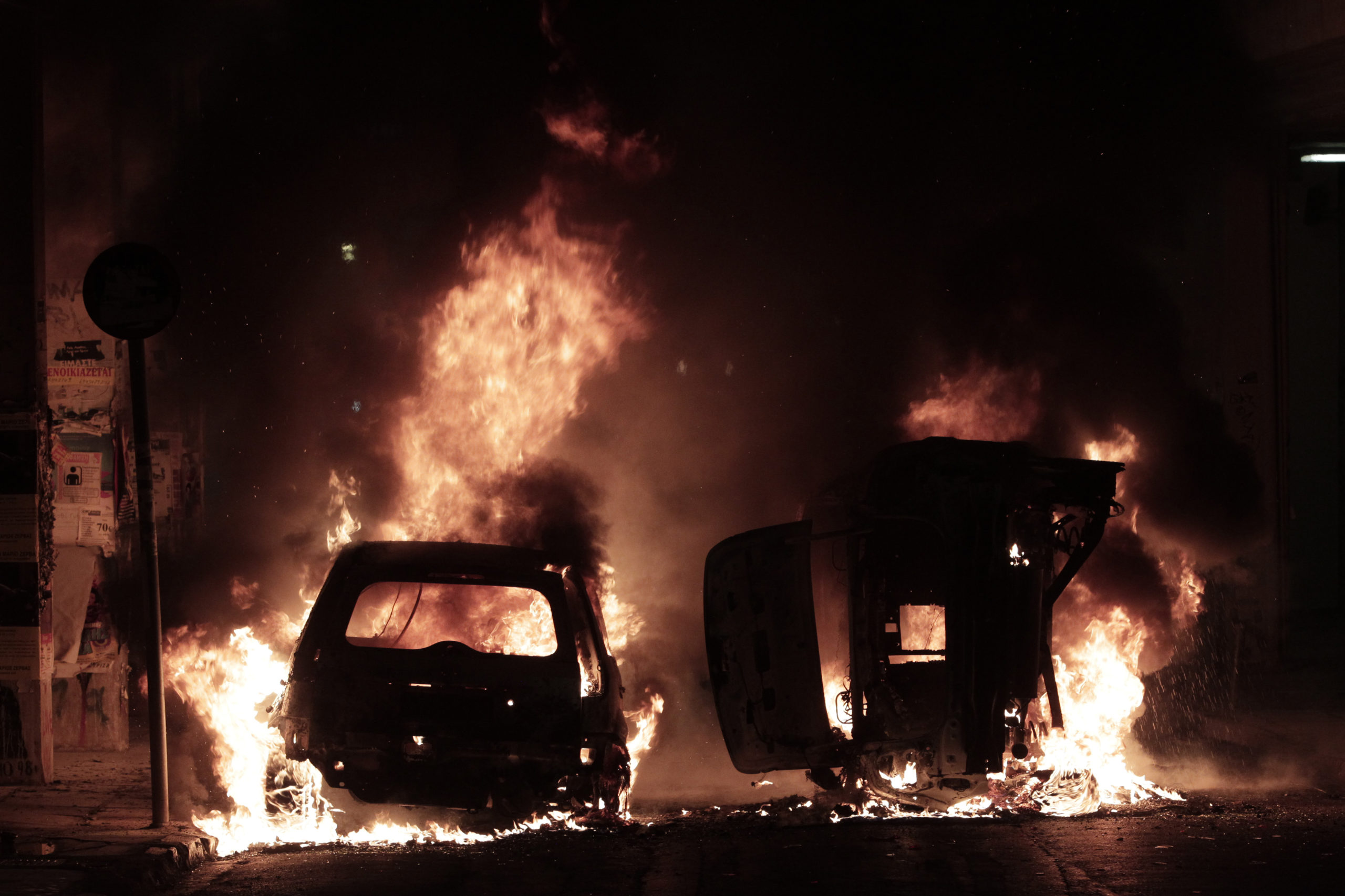 Καρέ-καρέ τα επεισόδια στα Εξάρχεια