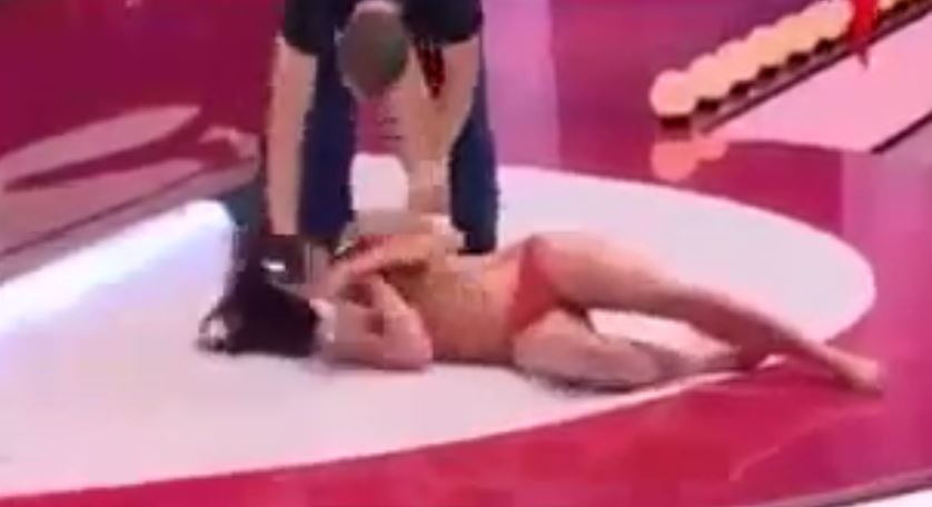 ΒΙΝΤΕΟ-Σοκαριστικό τηλεπαιχνίδι στη Ρωσία-Άνδρας χτύπησε διαγωνιζόμενη για ένα αυτοκίνητο