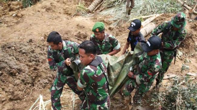 7 νεκροί και 108 αγνοούμενοι από κατολίσθηση στην Ιάβα