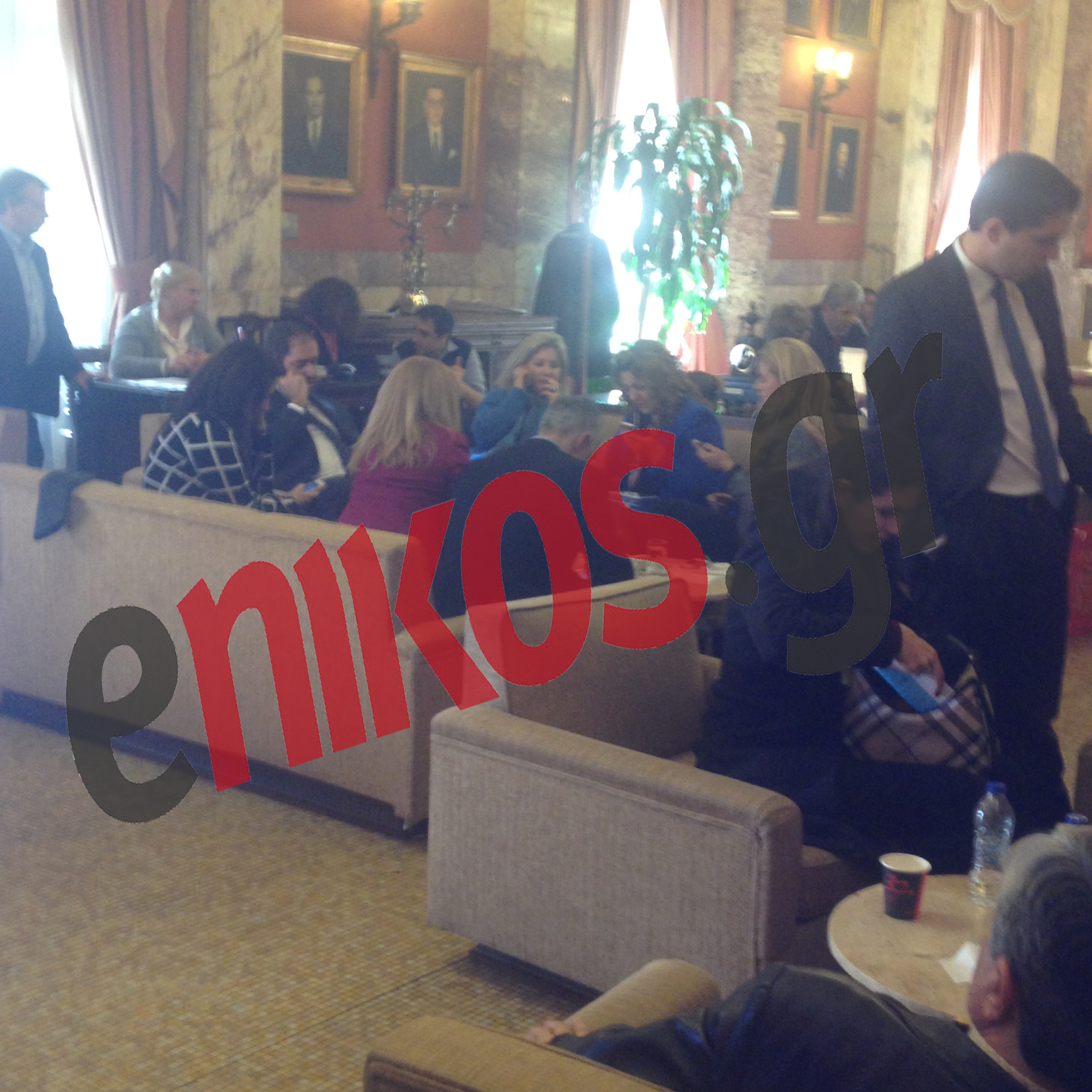 ΤΩΡΑ – “Πηγαδάκια” στο εντευκτήριο μετά την ψηφοφορία – ΦΩΤΟ