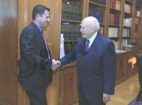 ΦΩΤΟ-Έκαναν δώρο στον Παπούλια μία… κουδούνα