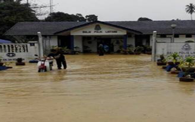 Εκκενώνονται σπίτια στη Μαλαισία λόγω των πλημμυρών