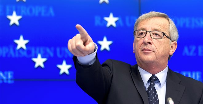 Ο Γιούνκερ δείχνει με το δάχτυλο τον Κάμερον