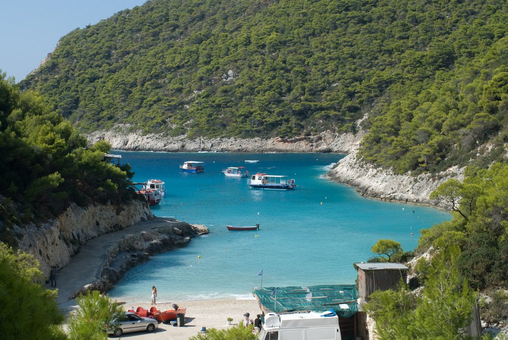 Πλοίο-«φάντασμα» στη Ζάκυνθο γεμάτο τσιγάρα