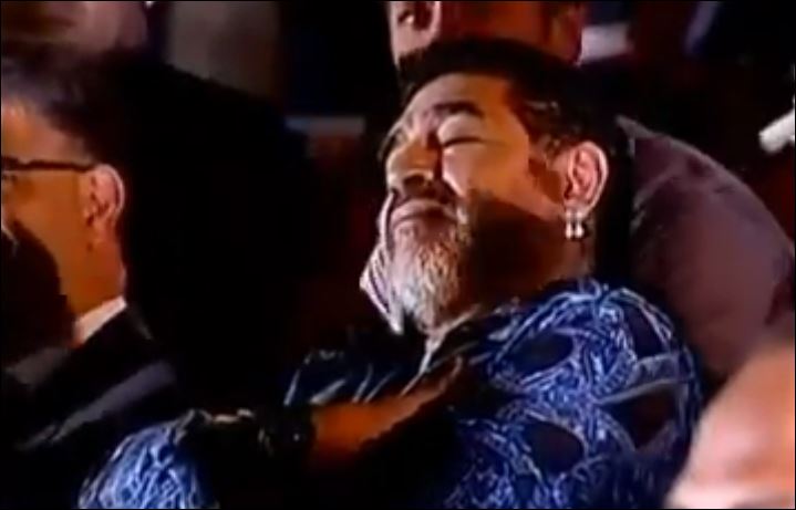 ΒΙΝΤΕΟ- Ο Μαραντόνα κοιμήθηκε στην βράβευσή του