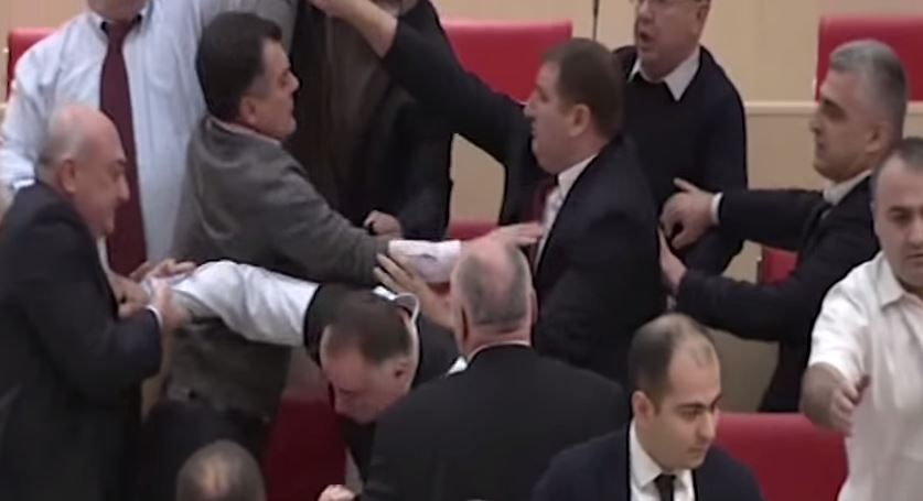 Γεωργία – Άγριο ξύλο στη Βουλή – ΒΙΝΤΕΟ