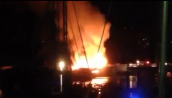 ΒΙΝΤΕΟ-Στις φλόγες σκάφος σε μαρίνα της Κρήτης