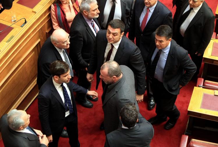 Ο Κικίλιας σταματάει τον επιτιθέμενο Μίχο – ΦΩΤΟ