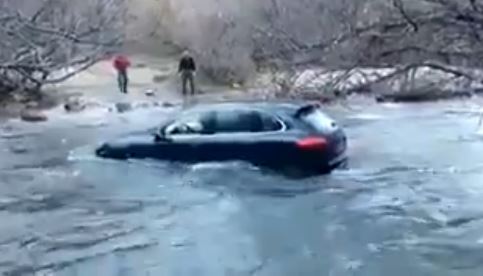 Κινδύνεψε να πνιγεί με το 4χ4 στο ποτάμι – ΒΙΝΤΕΟ