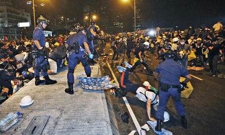 ΦΩΤΟ-Νύχτα έντασης στο Χονγκ Κονγκ μεταξύ διαδηλωτών και αστυνομίας