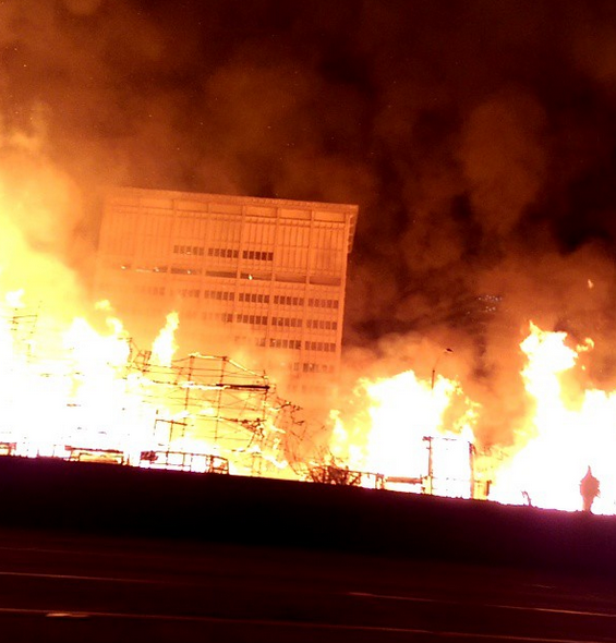 ΦΩΤΟ-Στις φλόγες κτίριο στο Λος Άντζελες