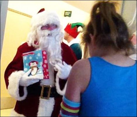 Ποιος πρώην πρόεδρος ντύθηκε Άγιος Βασίλης – ΦΩΤΟ