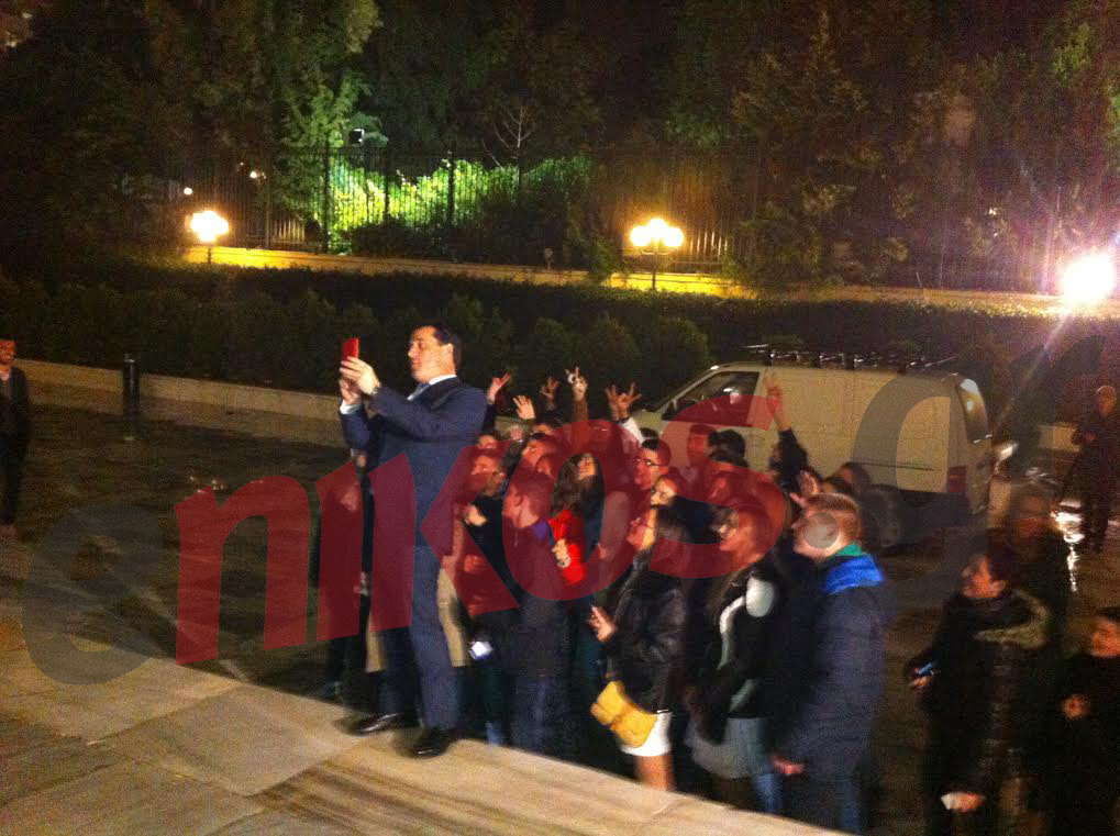 Ο Άδωνις μαζεύει τους μαθητές για… selfie – ΒΙΝΤΕΟ