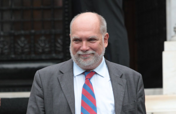 Βίζερ: Προς τεχνητή παράταση το ελληνικό μνημόνιο