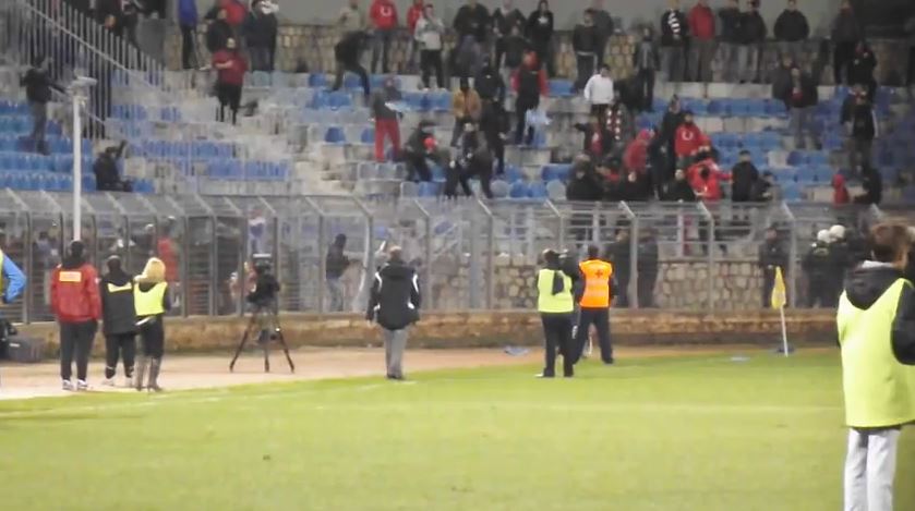 ΒΙΝΤΕΟ-Βροχή από καθίσματα στο Λαμία-Ολυμπιακός Βόλου