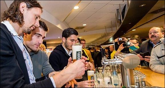 ΦΩΤΟ-Ο Παπασταθόπουλος μοίρασε μπύρες