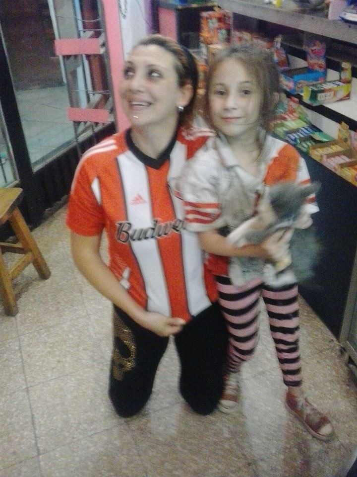 ΦΩΤΟ-Την ξυλοκόπησαν μπροστά στην κόρη της για την φανέλα της Ρίβερ