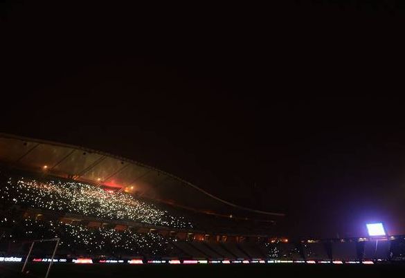 Οι οπαδοί φώτισαν το γήπεδο – ΒΙΝΤΕΟ