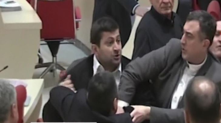 Άγριο ξύλο στη Βουλή της Γεωργίας – ΒΙΝΤΕO