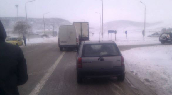 20 ΙΧ και πούλμαν με παιδιά ακινητοποιημένα στο επαρχιακό δίκτυο της Μαλακάσας