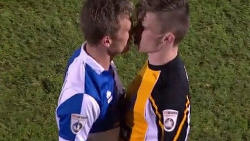 Ο καυγάς των ποδοσφαιριστών τελείωσε με ένα… φιλί – ΒΙΝΤΕΟ