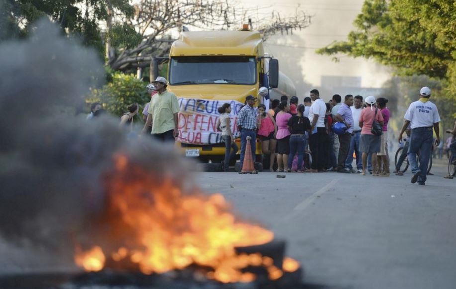 “Πόλεμος” μεταξύ αστυνομίας και διαδηλωτών στη Νικαράγουα για τη διώρυγα