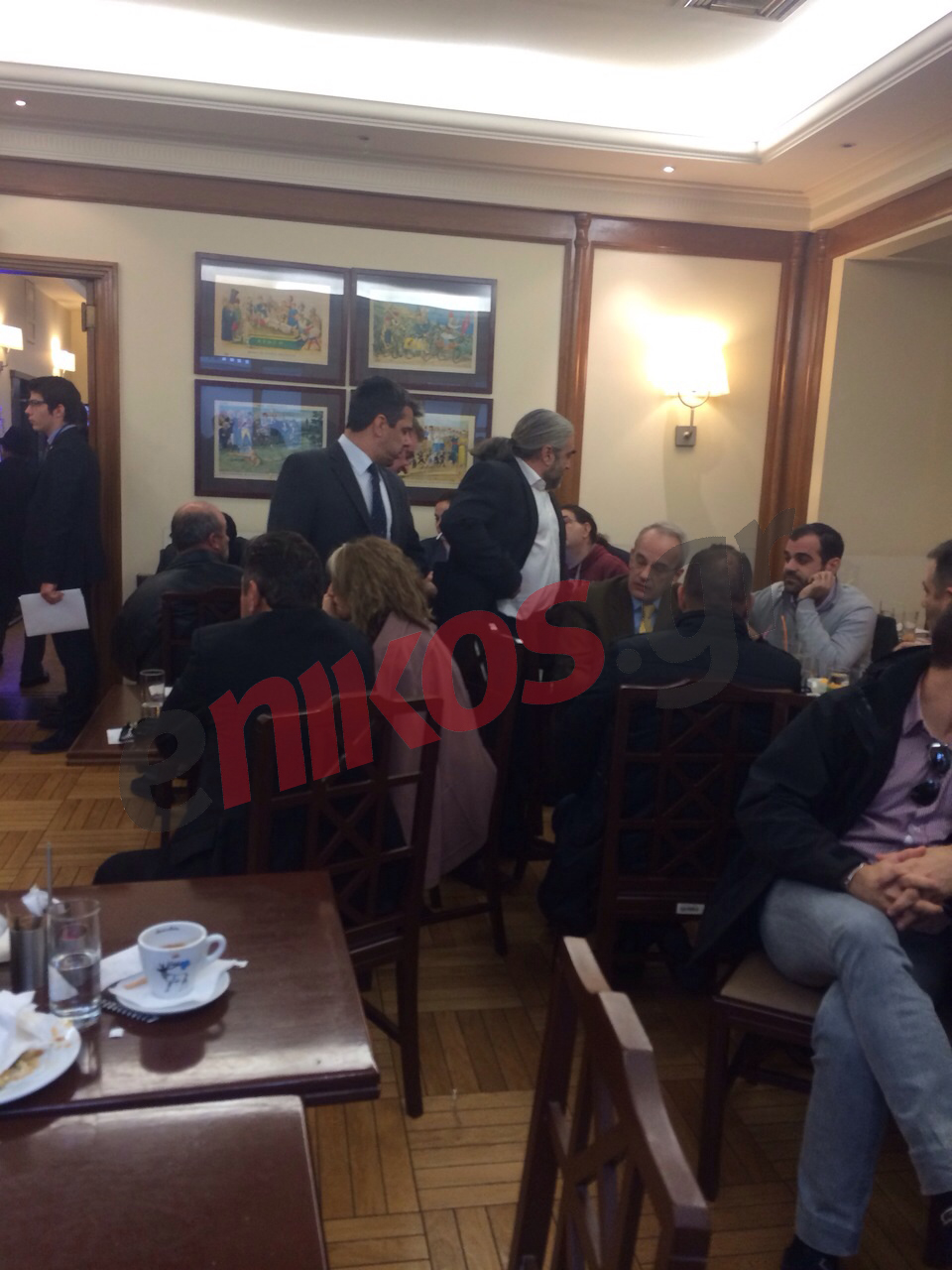 ΤΩΡΑ-Μετά το “Ναι” στο καφενείο της βουλής Μπούκουρας και Αλεξόπουλος – ΦΩΤΟ