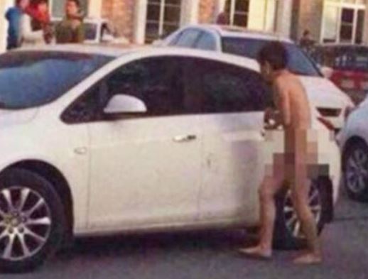 Τον πέταξε στο δρόμο γυμνό επειδή… την απατούσε – ΦΩΤΟ