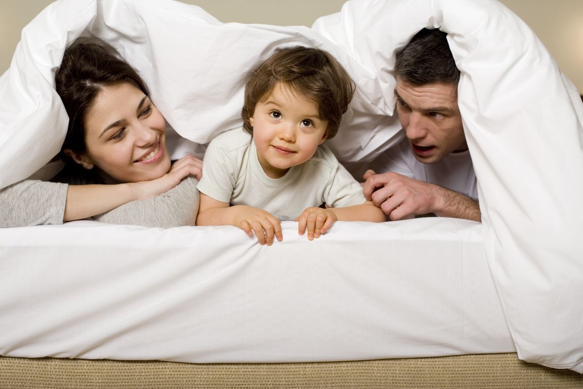Από ποια ασθένεια κινδυνεύουν τα παιδιά που κοιμούνται με τους γονείς τους – Έρευνα