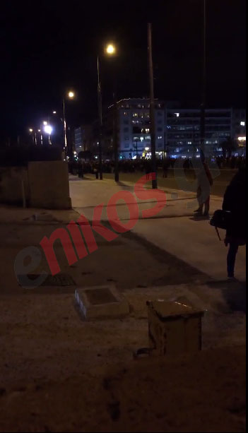 ΤΩΡΑ-ΦΩΤΟ-Εικόνες από τη συγκέντρωση στο Σύνταγμα