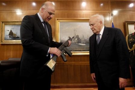 ΒΙΝΤΕΟ-Το δώρο έκπληξη του Δένδια στον Παπούλια