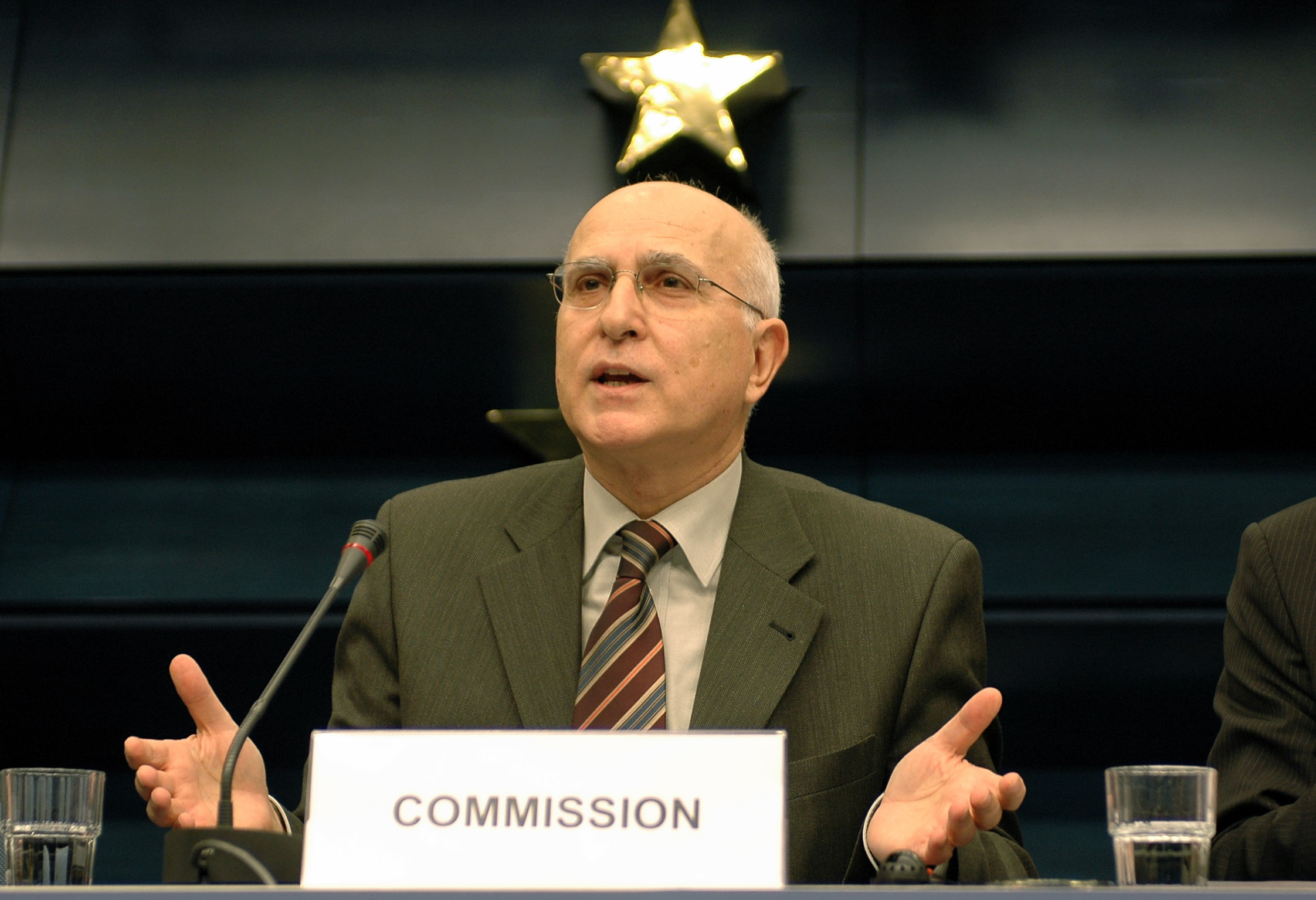 Ποιος είναι ο Σταύρος Δήμας