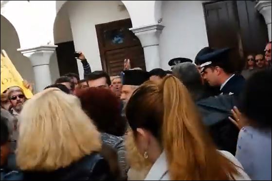 ΒΙΝΤΕΟ-Νερά και ομπρέλες κατά του Μητροπολίτη Δωρόθεου