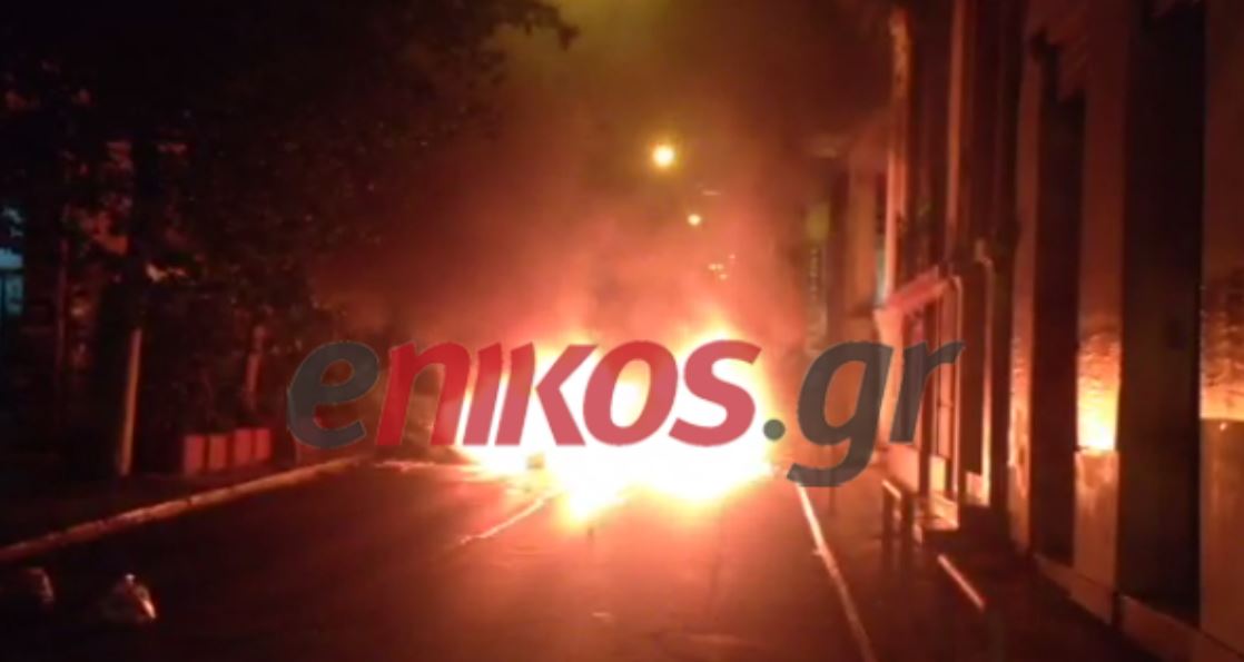 ΒΙΝΤΕΟ-Στις φλόγες αυτοκίνητο στην Μπενάκη