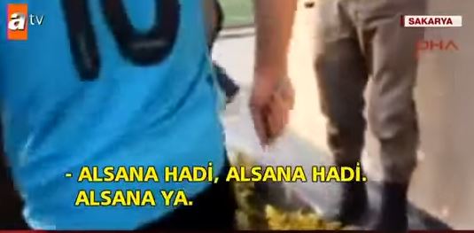 ΒΙΝΤΕΟ-Ποδοσφαιριστής αποβλήθηκε κι επέστρεψε με… μαχαίρι