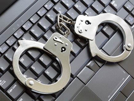 Αστυνομικός κινδυνεύει με φυλάκιση για σχόλια στο facebook