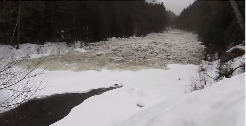 Πλημμύρησε παγωμένο ποτάμι – ΒΙΝΤΕΟ