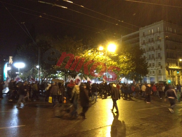 ΤΩΡΑ-ΦΩΤΟ-Στο Σύνταγμα η πορεία του ΠΑΜΕ
