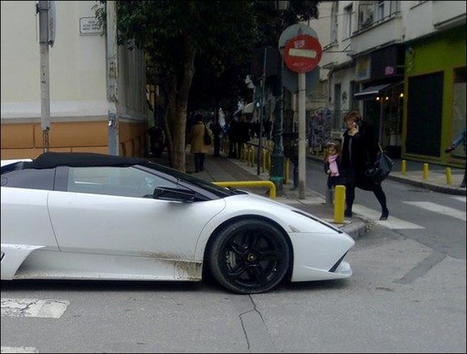 ΦΩΤΟ-Έχεις Λαμποργκίνι; Παρκάρεις όπου θέλεις…