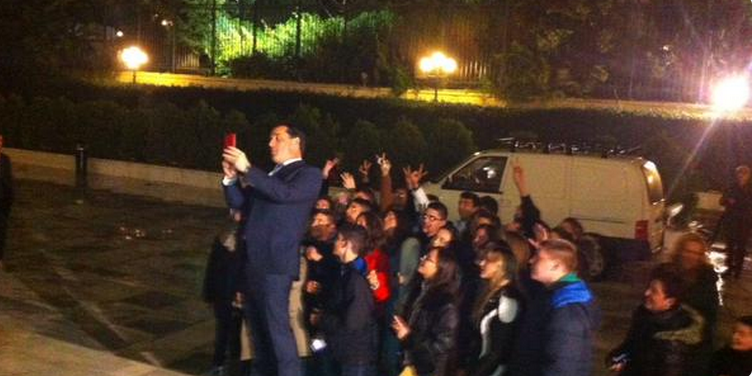 Η selfie του Άδωνι με μια ολόκληρη τάξη – ΦΩΤΟ