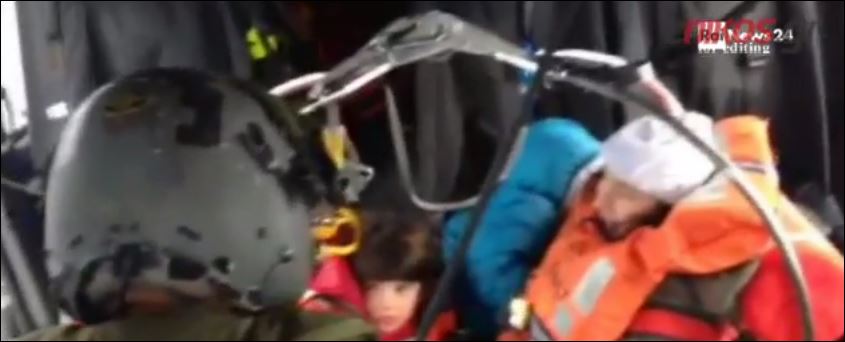 Συγκλονιστικές οι πρώτες εικόνες διάσωσης. Μητέρες με μωρά στα καλάθια των Super Puma – ΒΙΝΤΕΟ