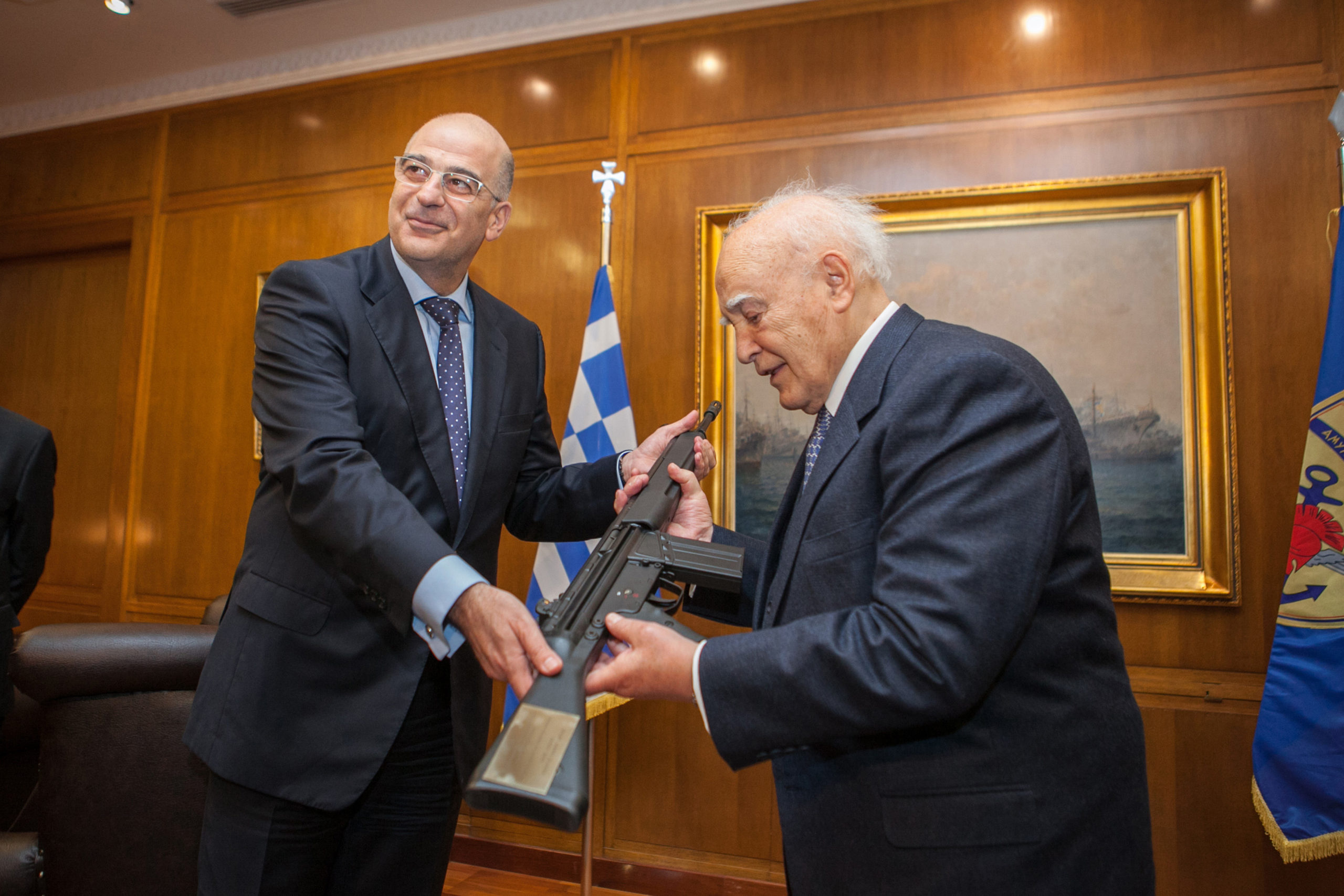 ΦΩΤΟ-Ένα αυτόματο στα χέρια του Παπούλια…