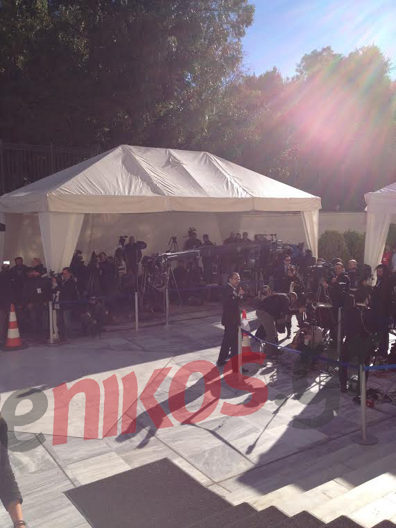 ΤΩΡΑ – Η τέντα των δημοσιογράφων έξω από τη Βουλή – ΦΩΤΟ