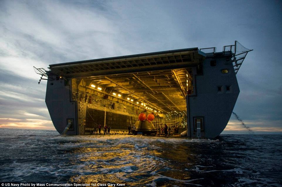 ΦΩΤΟ-Πλοίο-μαμούθ μάζεψε διαστημόπλοιο από τη θάλασσα