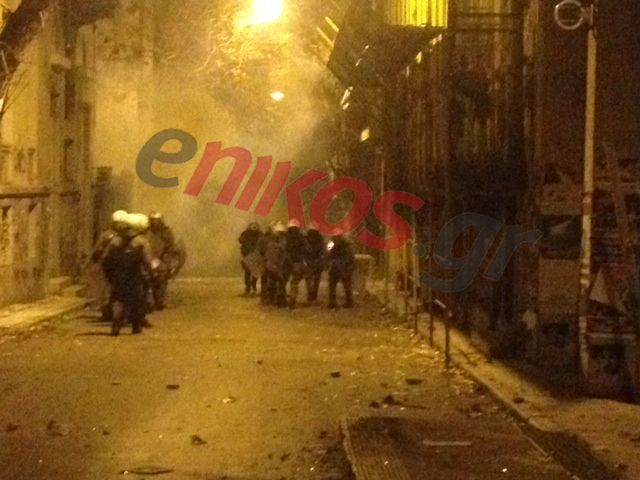 ΤΩΡΑ-ΦΩΤΟ-Αποπνικτική η ατμόσφαιρα στα Εξάρχεια