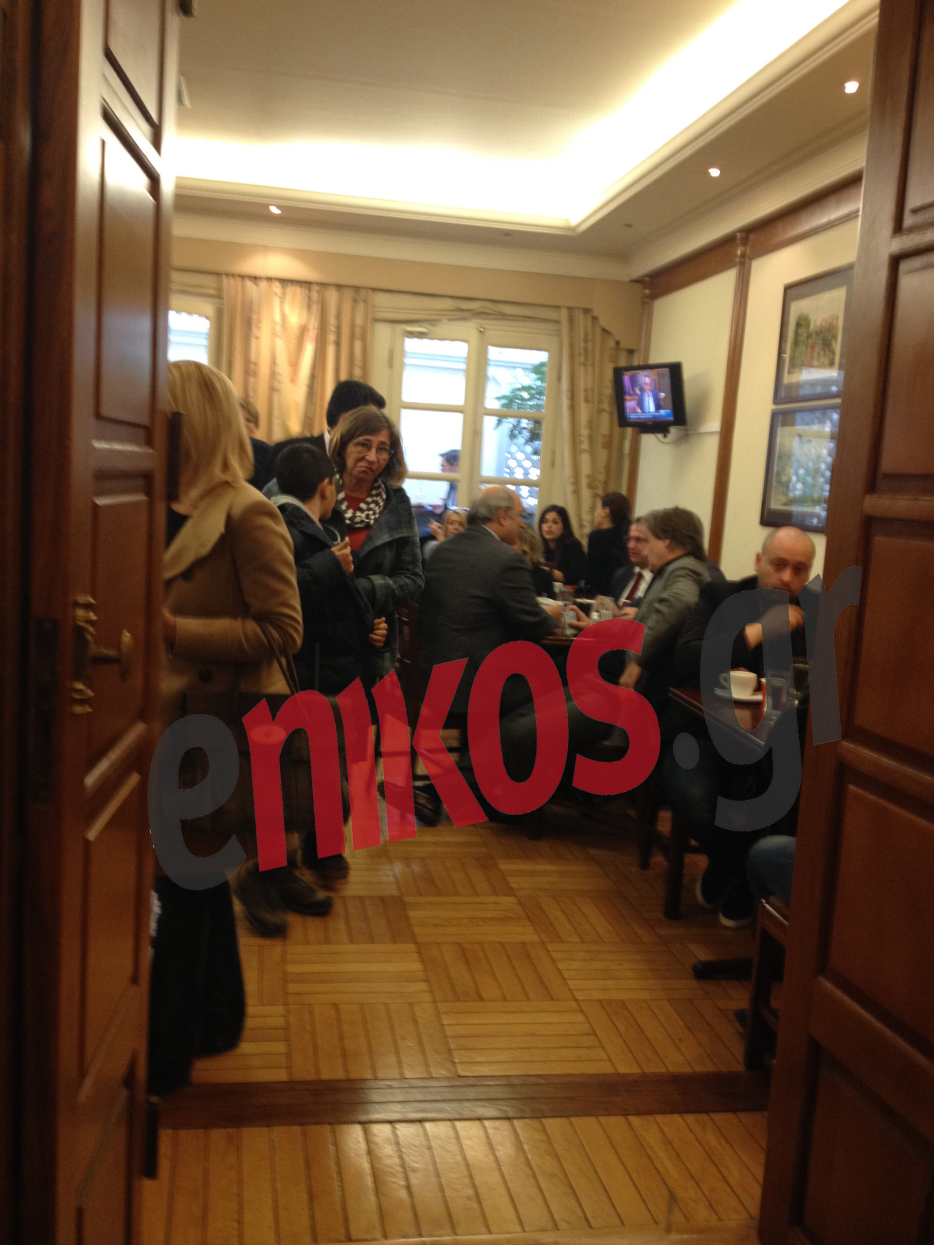 ΤΩΡΑ – Τα πρώτα “πηγαδάκια” στη Βουλή – ΦΩΤΟ