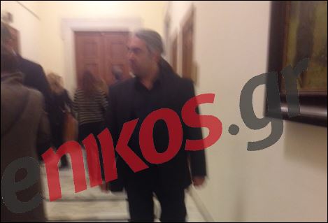 Ο Αλεξόπουλος στους διαδρόμους της βουλής – ΦΩΤΟ