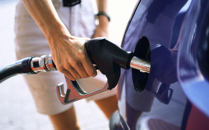 Bloomberg:Η βενζίνη στην Ελλάδα και στις… υπόλοιπες χώρες